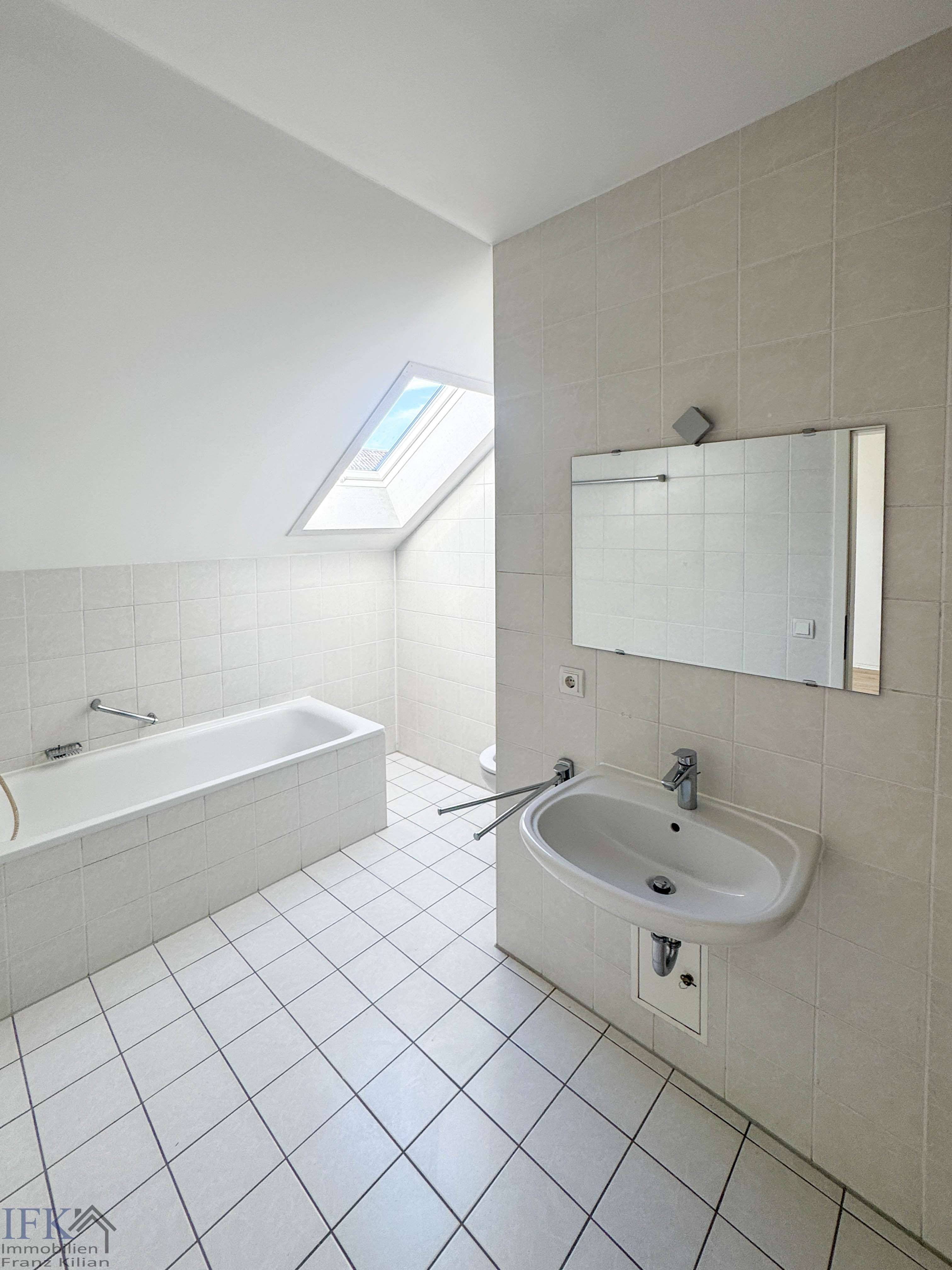 Immobilie in Peiting - Sofort bezugsfreie 3-Zimmer-Dachgeschoßwohnung mit Weitblick in Peiting! - Bild 2