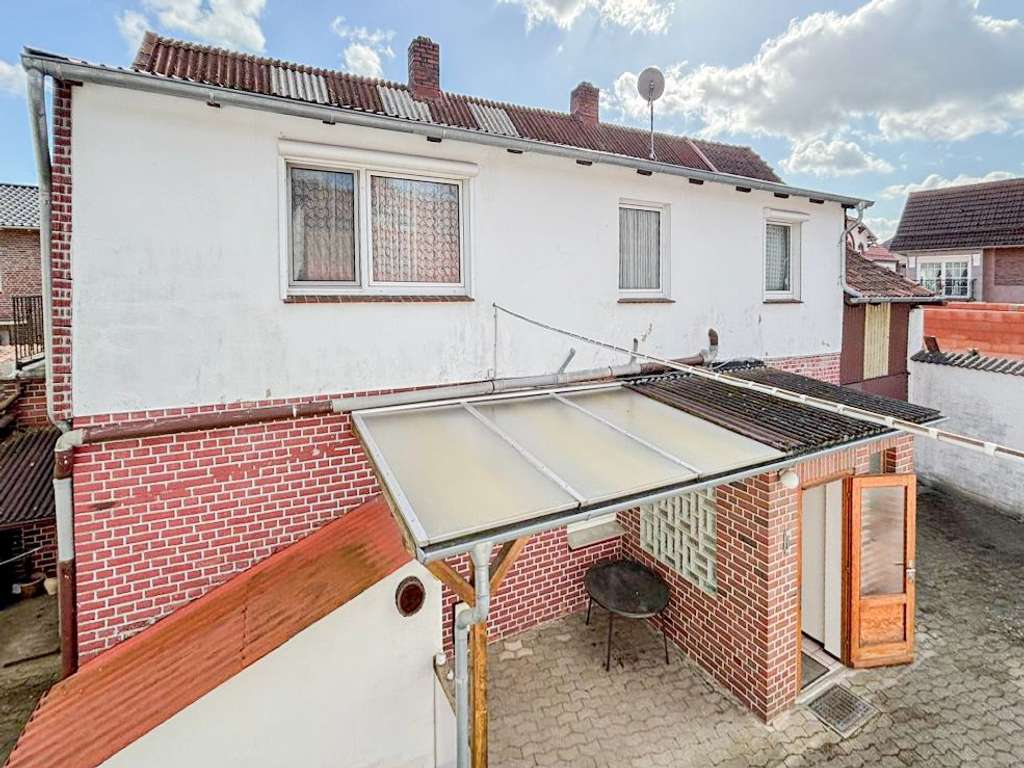 Immobilie in Brome - Charmantes Einfamilienhaus mit großem Nebengebäude, Garten und zwei Garagen im Landkreis Gifhorn - Bild 1