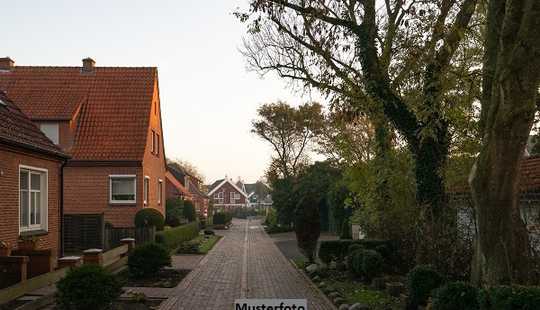 Bild von Einfamilienhaus mit Nebengebäude in ruhiger Gegend