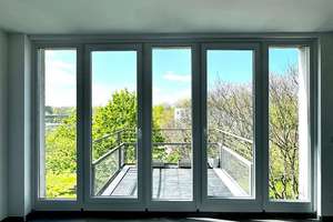 3-Zimmer, 104 m², lichtdurchflutet, zwei Balkone, TG-Stellplatz und bodentiefes Fensterpanorama – Die vollständige Adresse der Immobilie erhältst du vom Anbieter., 13403 Reinickendorf (Ortsteil), Berlin – Vorschaubild 3