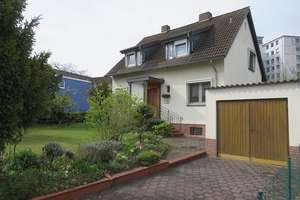 Zentrumnahe Wohnlage! Massiv gebautes EFH mit viel Platz & Möglichkeiten für Familie & Freizeit – Die vollständige Adresse der Immobilie erhältst du vom Anbieter., 38446 Hellwinkel, Wolfsburg – Vorschaubild 38