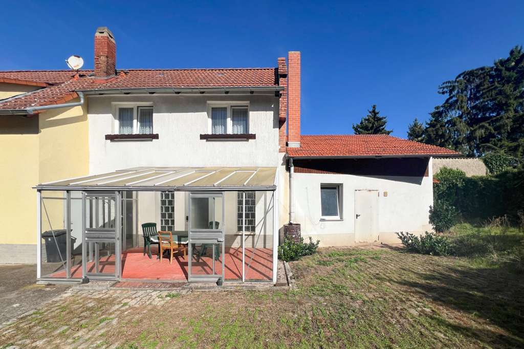 Immobilie in Am Ettersberg - Traditionelles Einfamilienhaus mit großer Scheune & hübschem Garten - Bild 1