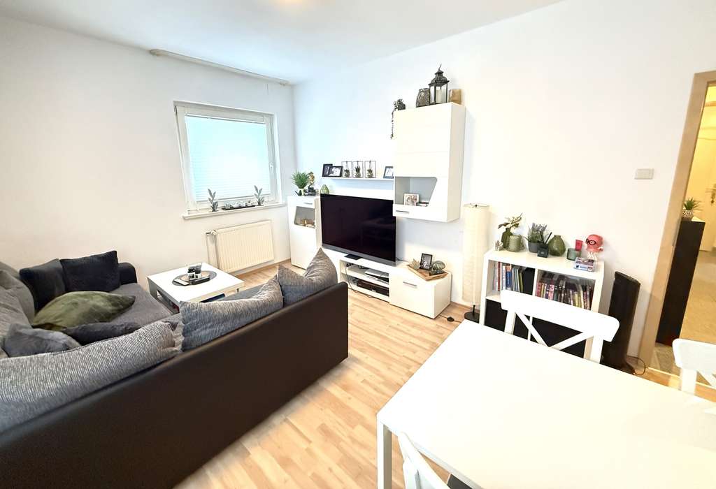 Immobilie in Varel - Zentral in Varel – vermietete 2-Zimmer-Wohnung im 1. OG - Bild 1