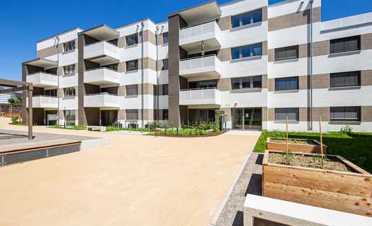 Helle gut geschnittene 2. Zi Wohnung mit Einbauküche, Balkon und TG Stellplatz