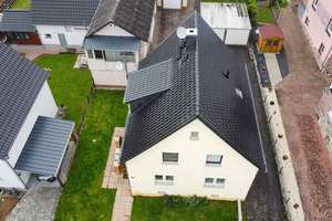 Modernes Familienidyll am Waldrand: Einziehen & Wohlfühlen in Schöffengrund-Laufdorf  – Die vollständige Adresse der Immobilie erhältst du vom Anbieter., 35641 Schöffengrund – Vorschaubild 3