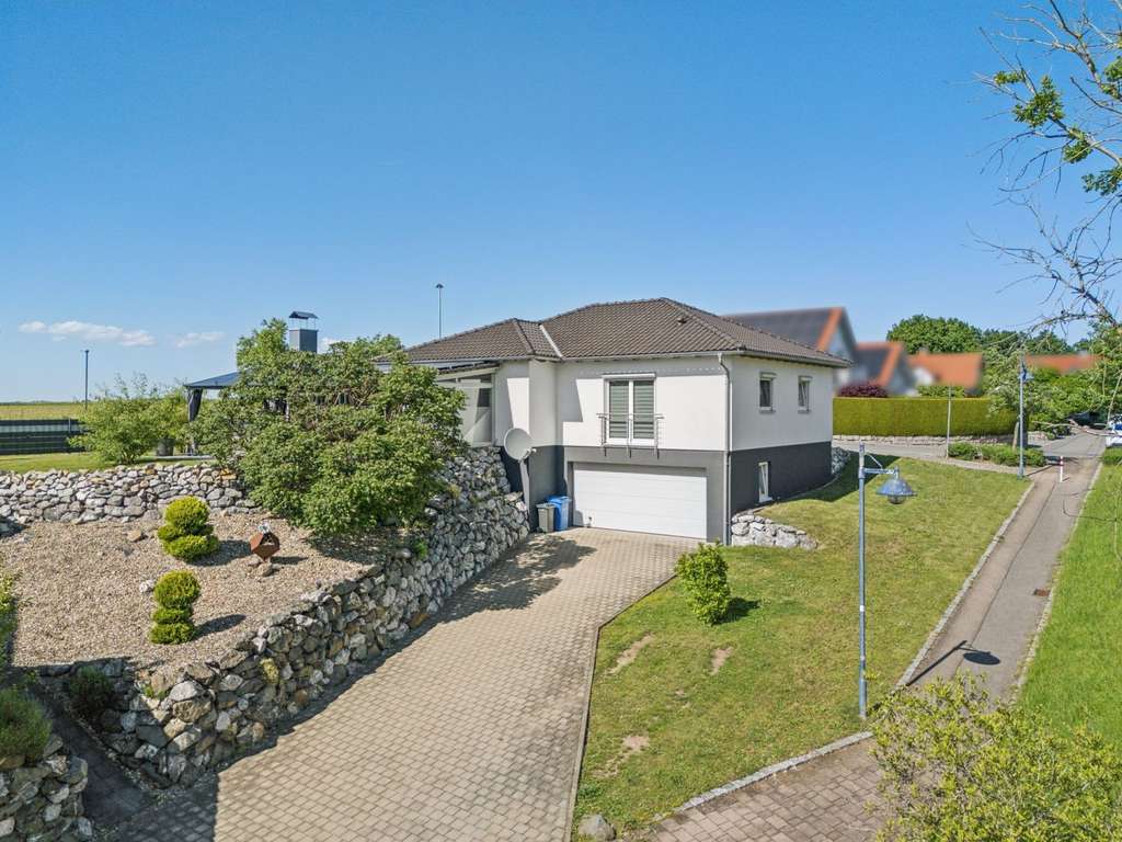 Immobilie in Mietingen - Modernes Einfamilienhaus mit Wintergarten, Wellnessbereich und großem Grundstück in Mietingen - Bild 2