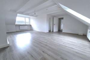 Ein Rückzugsort hoch oben – Dachwohnung mit Charme / A retreat up high – charming top-floor apartmen – Gartsträucherstraße 92, 47137 Untermeiderich, Duisburg – Vorschaubild 5