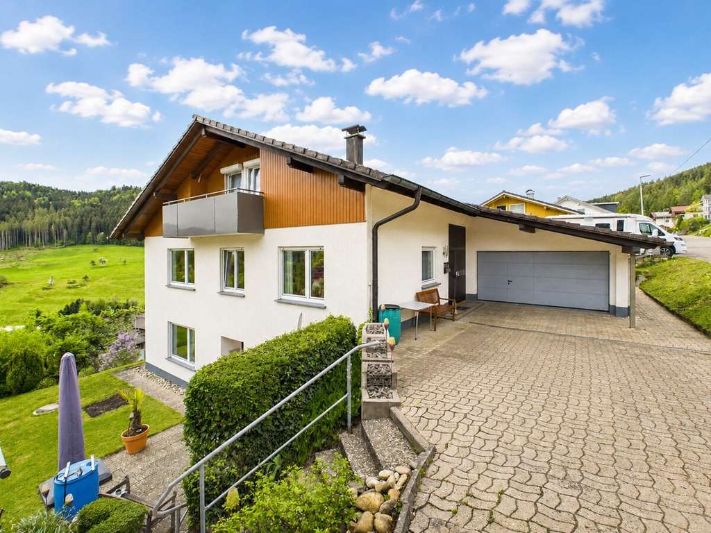 Immobilie in Dornhan - Viel Raum für Ihre Wohnträume – großzügiges Einfamilienhaus mit Weitblick, Gartenidylle und Potenzia - Bild 3