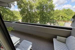 Hochwertige, komplett möblierte 2-Zimmer-Wohnung mit großem Westbalkon – sofort bezugsfertig – Burmesterstr. 4, 80939 Freimann, München – Vorschaubild 2