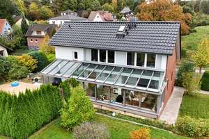 1-2 Familienhaus mit Wintergarten, Vollkeller
und 2 großen Garagen mit vielseitigen Lagerflächen