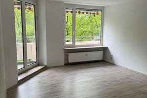 Sanierte Wohnung mit Einbauküche und zwei Balkonen : ansprechende 3-Zimmer-Wohnung in München. 
 – Albert-Schweitzer-Straße 50, 81735 Neuperlach, München – Vorschaubild 1