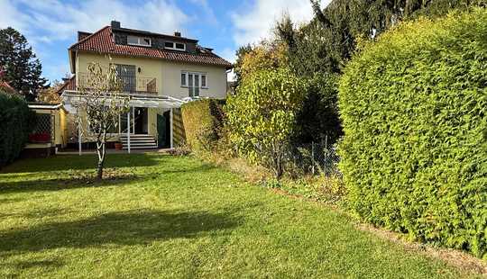 Bild von Einfamilienhaus (DHH) + Garage in schöner und ruhiger Lage auf einem 522 m² großem Gartengrundstück!