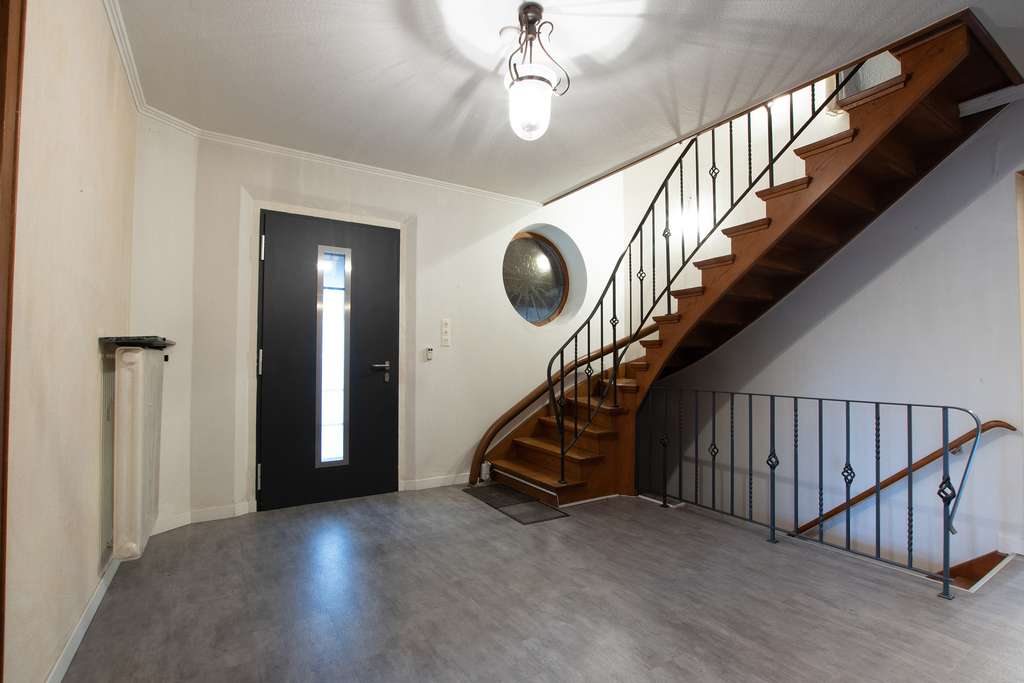 Immobilie in Korschenbroich - Freistehendes 1-2 Familienhaus mit Carport, 3-4 KFZ Stellplätzen und Wohnmobilstellplatz - Bild 0