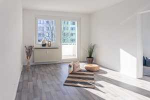 4-Raum-Wohnung mit Balkon in begrünter Wohnlage – L.-Ebersberger-Str. 3, 9127 Chemnitz – Vorschaubild 1
