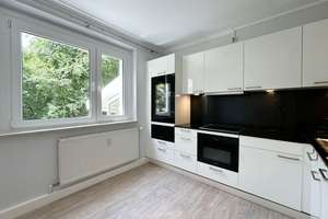 Hochwertige 3-Zimmer-Wohnung mit exklusiver Einbauküche, verglaster Südloggia & PKW-Stellplatz – Sternberger Straße 12, 18109 Lichtenhagen, Rostock – Vorschaubild 6