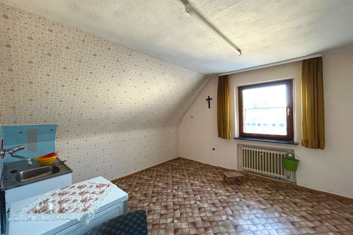 Immobilie in Mainaschaff - SANIERUNGSBEDÜRFTIGES 1-2 FAMILIENHAUS MIT TERRASSE, GARTEN UND GARAGE IN SEHR GUTER LAGE VON  - Bild 6