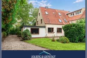 Sanierungsbedürftige Doppelhaushälfte mit großzügigem Grundstück und Doppelgarage in HH-Rahlstedt