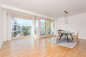 Lichterfüllte Atmosphäre und urbane Gelassenheit mit sonnigem Balkon und offenem Wohnbereich – 10247 Friedrichshain, Berlin – Vorschaubild 4