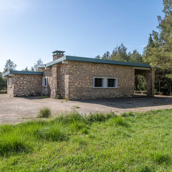 Haus auf einem großen Grundstück mit Wald und guter Zufahrt
