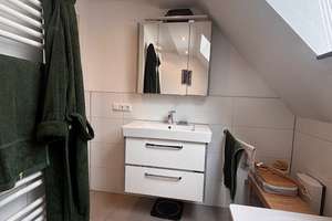 Stilvolle, in 2018 kernsanierte DG-Wohnung mit offener Küche, Balkon +  2 Bädern in attraktiver Lage – 45147 Holsterhausen, Essen – Vorschaubild 12