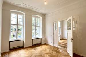 HOCHWERTIG SANIERTER, ELEGANTER STUCKALTBAU MIT GROSSER TERRASSE ZUM RUHIGEN INNENHOF