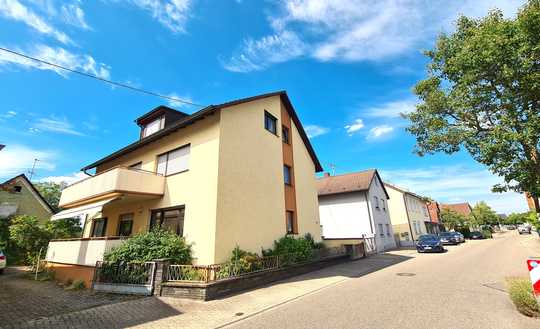 GUT VERMIETETES 3 FAMILIENHAUS MIT BALKONEN, TAGESLICHTBÄDERN UND GARAGEN...