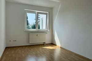Stadtnah und ruhig: Gut geschnittene 3-Zimmer-Wohnung mit Balkon, Gäste-WC und 2 Carport-Stellplätze – Hohenhewenstraße 10a, 78224 Singen (Hohentwiel) – Vorschaubild 4