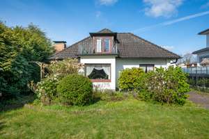 Einfamilienhaus in Hamburg-Bergstedt auf exklusivem 913 qm großem Grundstück – Die vollständige Adresse der Immobilie erhältst du vom Anbieter., 22395 Bergstedt, Hamburg – Vorschaubild 2