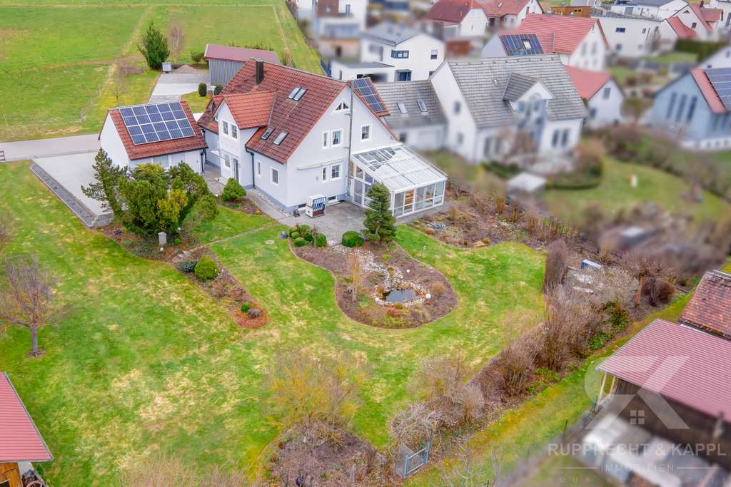 Immobilie in Moosbach - Exklusives Ein- bis Zweifamilienhaus mit Wintergarten & PV Auf Filetgrundstück in begehrter Wohnlage - Bild 3