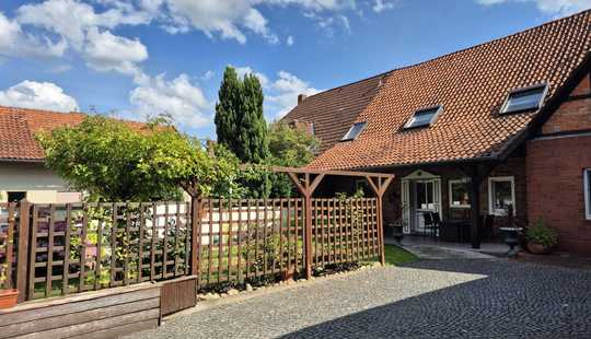 Bild von Verträumtes Fachwerkhaus mit Scheune, Werkstatt und Ladenfläche