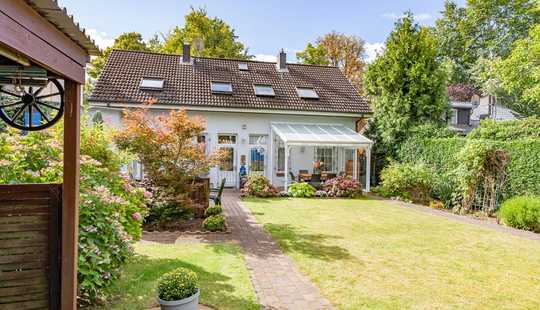 Bild von Wie aus dem Bilderbuch:
"Ensemblegeschütztes Zweifamilienhaus mit traumhaftem Gartenbereich"