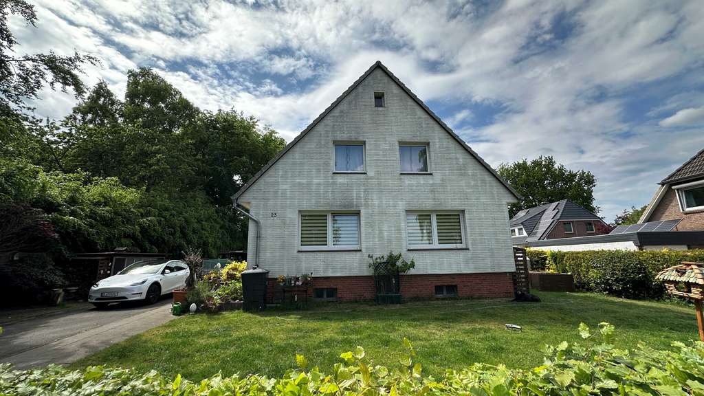 Sanierungsbedürftiges Einfamilienhaus mit Einliegerwohnung und Wintergarten in Norderstedt