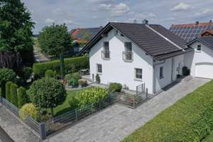 Ihr neues Zuhause: Einfamilienhaus für die ganze Familie mit Traumgarten & PV-Anlage in Aholfing – Die vollständige Adresse der Immobilie erhältst du vom Anbieter., 94345 Aholfing – Vorschaubild 1