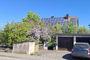 Freistehendes 1-2 Familienhaus mit Doppelgarage, Solar- und Photovoltaikanlage