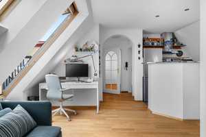 Wohnen mit Blick über die Stadt: Helle 2-ZKB-Dachgeschosswohnung mit EBK am Rande der Innenstadt – Augsburg – Vorschaubild 2