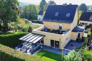 Oberkassel saniertes, erweitertes Familiehaus in begehrter Lage mit toll angelegtem Garten