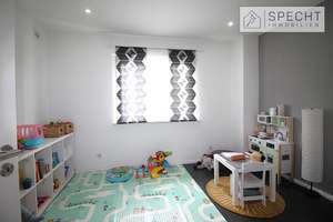 GROßZÜGIGE STADTVILLA IN GUTER WOHNLAGE! Baujahr 2016, 197,30 m² Wohnfläche und 621 m² Eckgrundstück – Die vollständige Adresse der Immobilie erhältst du vom Anbieter., 63599 Biebergemünd – Vorschaubild 14