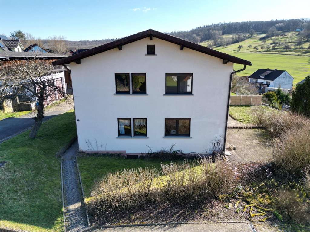 Immobilie in Gemünden am Main - Großzügiges Zweifamilienhaus mit 4 Garagen, Scheune und vielseitigen Nebengebäuden - Bild 2