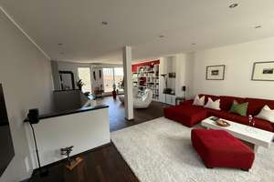 Modernes Reihenendhaus mit Kamin und Garage