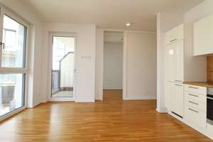 Helle 2 Zimmer mit EBK und Balkon in ruhiger Seitenstraße!