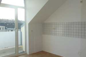 Toller Balkon an der Küche - Laminat - Tageslichtbad mit Badewanne – Frankenberger Straße 202, 9131 Chemnitz – Vorschaubild 1