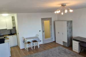 1-Zimmer-Wohnung: frisch renoviert, elegant möbliert mit Balkon und Stellplatz