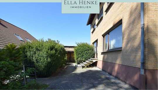 Bild von Großes Ein- bis Zweifamilienhaus zum Modernisieren mit 2 Garagen + großem Carport.