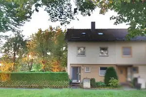 Reiheneckhaus m. Garten & Garage - Teilungsversteigerung 01.10.2025 - 526.000 € - 121 m² - 5 Zi. – Kampenwandstraße 27, 83620 Rosenheim (Kreis) – Vorschaubild 1