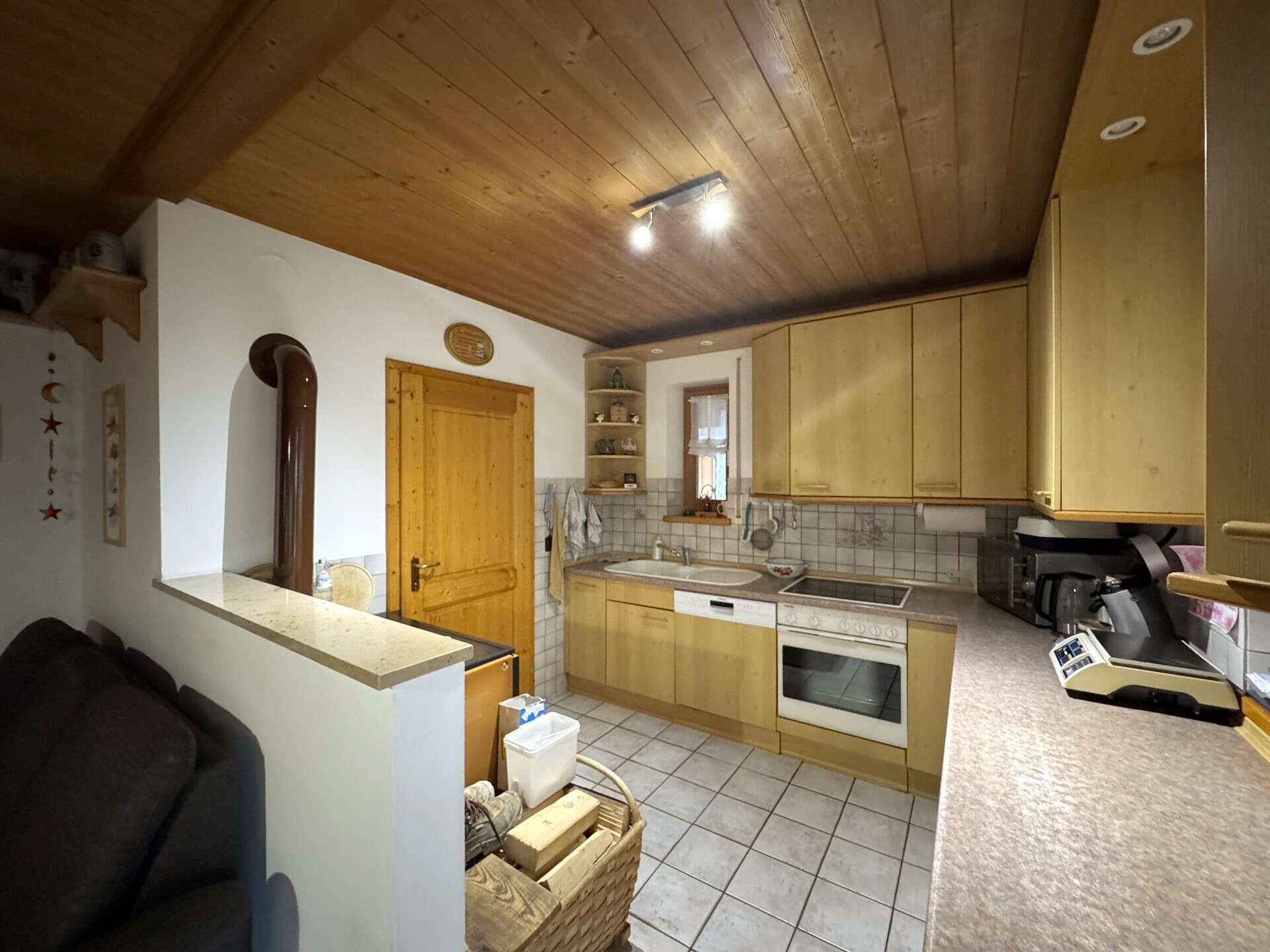 Immobilie in Bayerbach b. Ergoldsbach - Wohnhaus mit Weitblick & Freiraum – vielseitiges Anwesen mit Tierhaltung und zwei Einliegerwohnungen - Bild 9