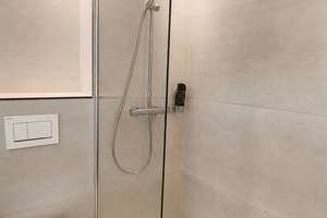 Hotel-Atmosphäre: vollausgestattetes möbliertes ehemaliges Hotelzimmer in Karlsruhe zu vermieten. – Kriegstr. 51, 76133 Innenstadt-West, Karlsruhe – Vorschaubild 9