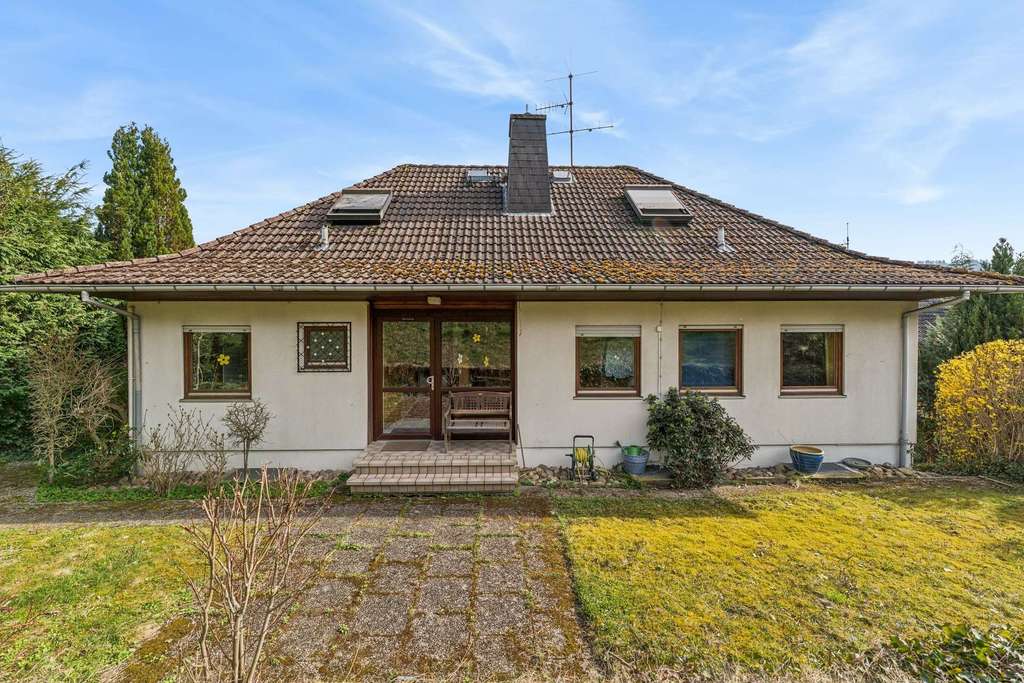 Immobilie in Niedernhausen - Geräumiges Einfamilienhaus mit Einliegerwohnung mit Traumblick in Niedernhausen-Engenhahn - Bild 1