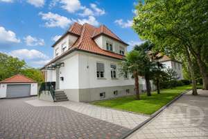 ZWEIFAMILIENHAUS IN BOTTROP-WELHEIM
Wohnen wie im Urlaub – Denkmalcharme mit Wellness & Traumgarten