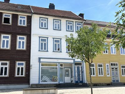 Im Stadtzentrum: vermietetes Wohn- und Geschäftshaus mit Hintergebäude und Garagen