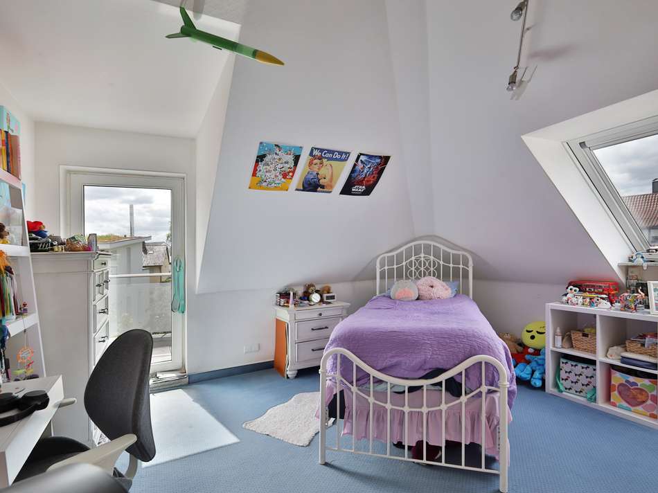 Helles Kinderzimmer mit Balkon